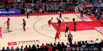 这动作帅！申京篮下转身晃倒武切维奇 上篮轻松取分