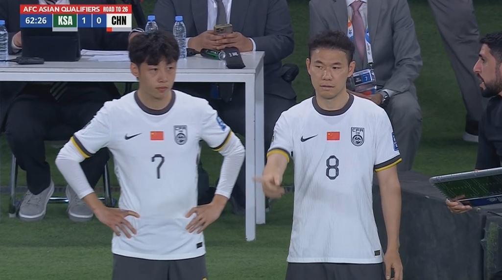 媒体人：伊万这换人属于是投降了，两场踢沙特他都像卧底