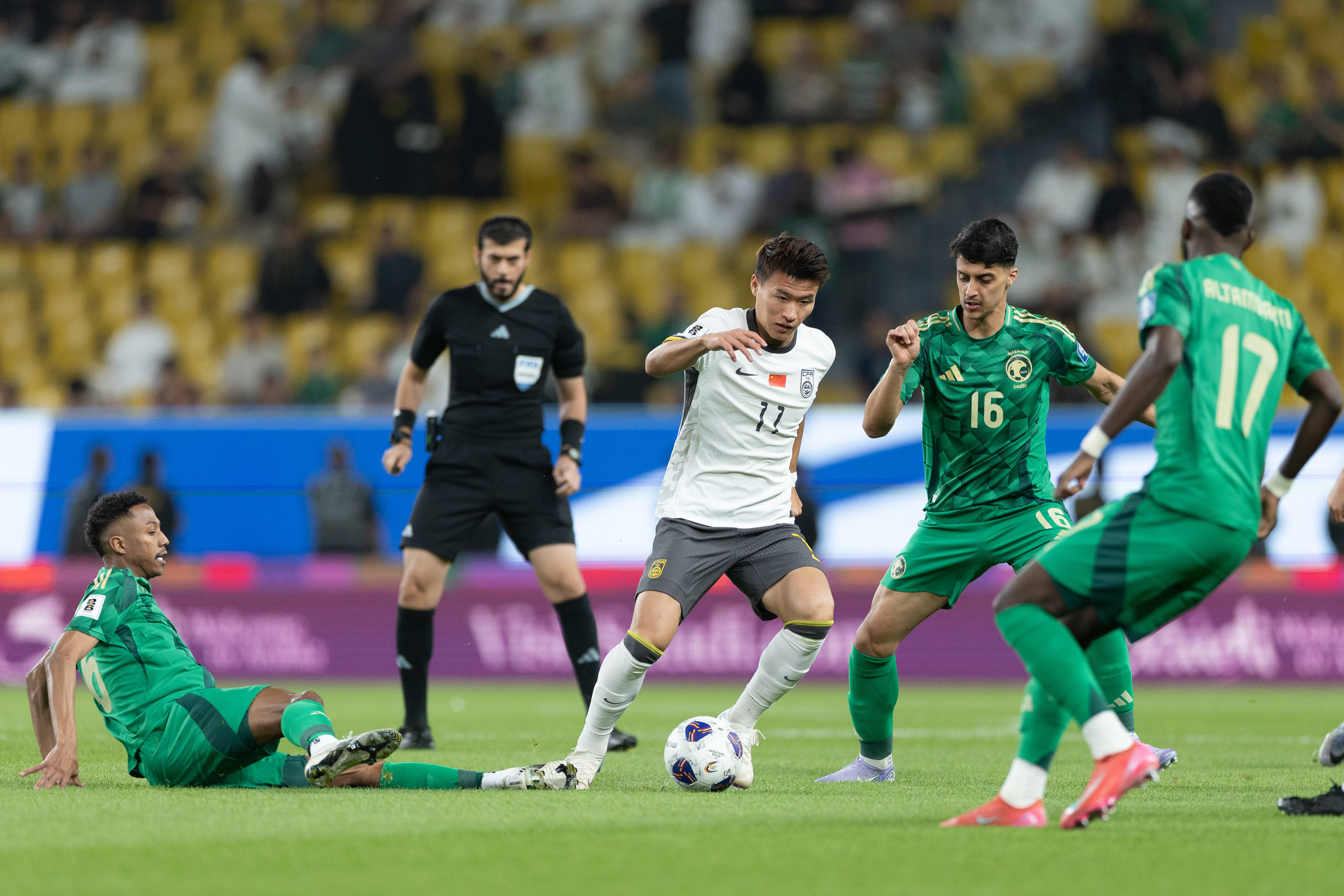 遭压制！国足vs沙特全场：国足0射正+红牌；沙特狂轰20脚+中横梁