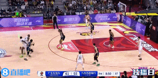 犯规累计太快了！黄荣奇出场3分钟就被吹了3次犯规 愤怒咆哮